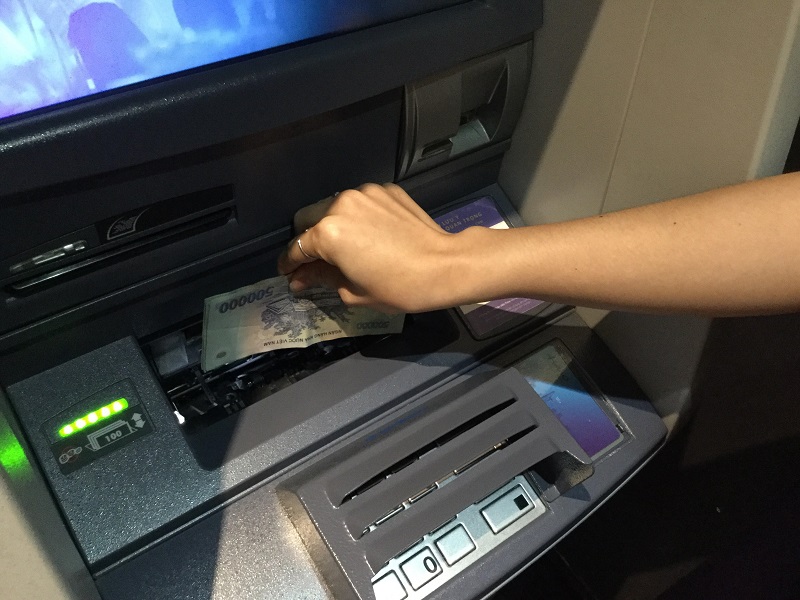 Chuyển tiền vào tài khoản ngân hàng tại máy ATM