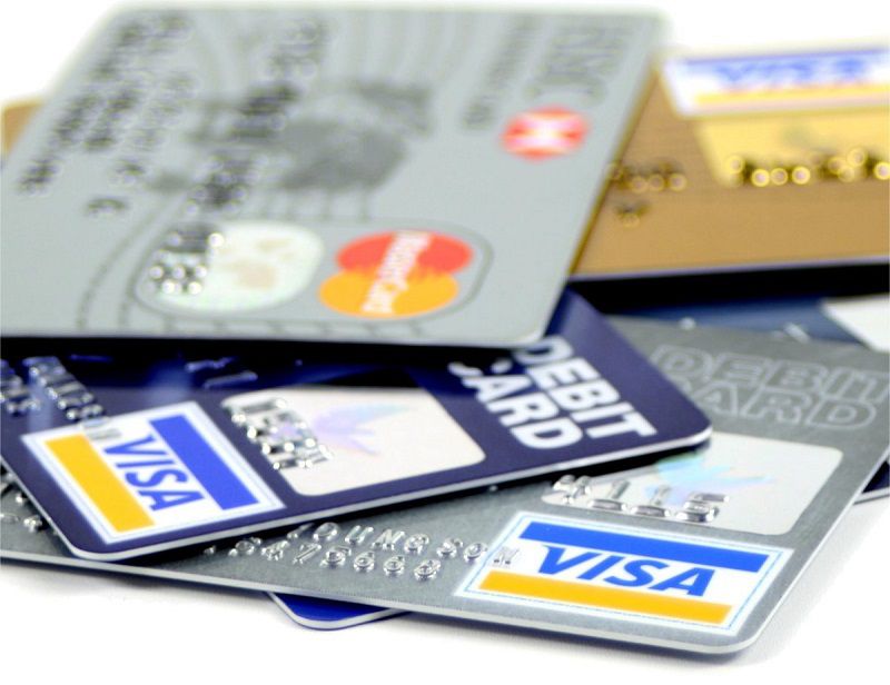 Bạn nên sử dụng thẻ Ghi nợ hay Thẻ tín dụng?